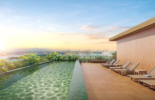 Piscina do rooftop com a cidade ao entardecer do Erê Residencial, no Santo Cristo