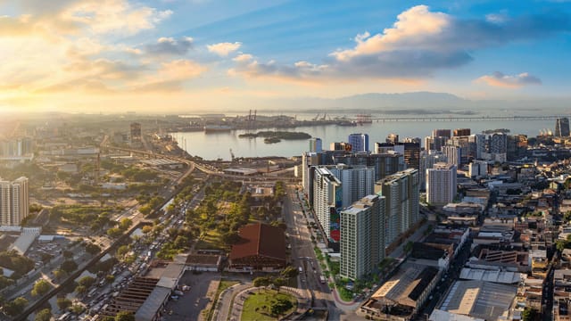Vista aérea do Porto Maravilha com a Baía de Guanabara e a Ponte Rio-Niterói ao fundo do Residencial Dona Ivone Lara, no Santo Cristo