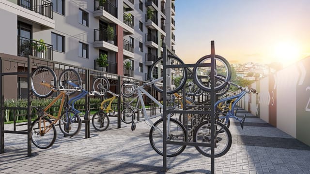 Bicicletário com suportes verticais para bicicletas do Residencial Dona Ivone Lara, no Santo Cristo