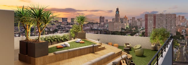 Rooftop com vista para a cidade ao pôr do sol do Saudosa Praça XI, no Centro