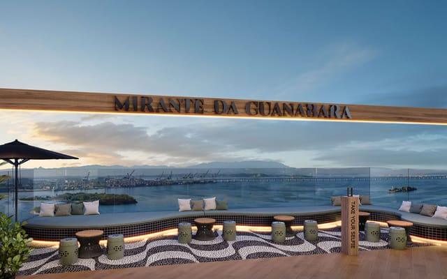 Terraço com vista para a Baía de Guanabara do Mirante da Guanabara, no Porto Maravilha