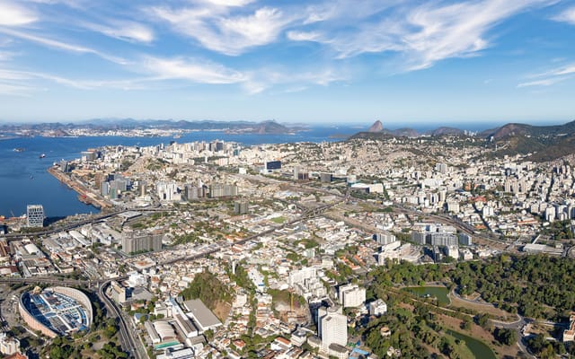 Vista aérea da cidade e da baía no entorno do Residencial Pixinguinha — Rosa, no Santo Cristo